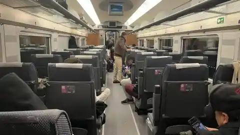 Imagen 1 de Caos navideño en Renfe: varios trenes de larga distancia y alta velocidad, detenidos en Chamartín por una incidencia "que afecta a la estación"