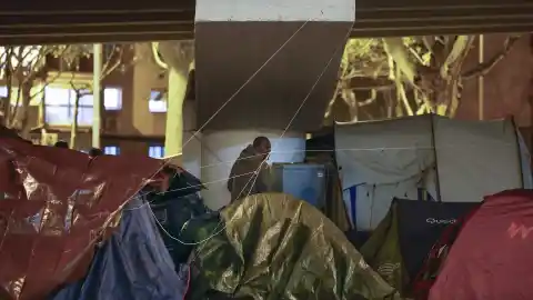 Imagen 1 de Al menos 60 migrantes desalojados en Badalona pasan la Nochebuena bajo el puente de la C-31