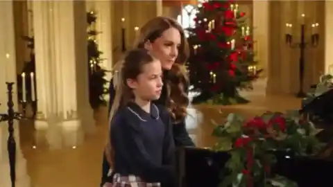 Imagen 1 de El tierno vídeo de Kate Middleton y su hija Charlotte tocando el piano para felicitar la Navidad