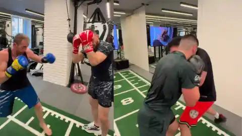 Imagen 1 de El 'sparring' entre Topuria, Omar Montes y Pablo Motos: "Buena mañana con mis hermanos"