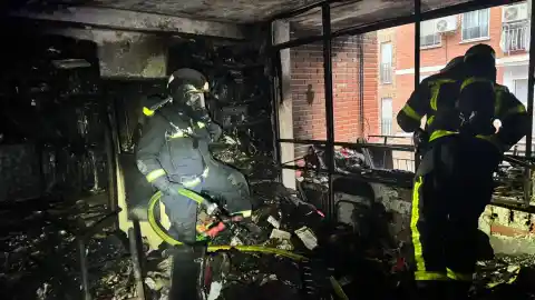 Imagen 1 de Un incendio en una vivienda de Móstoles deja dos ingresos leves y tres personas atendidas