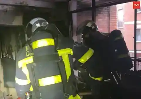 Imagen 1 de Cinco atendidos en el incendio de una vivienda en Móstoles