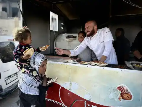 Imagen 1 de La gastronomía en los tiempos de Gaza: el chef palestino que reparte pizzas