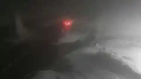 Imagen 1 de Más de una treintena de carreteras están afectadas por la nieve y el hielo, 12 de ellas cortadas