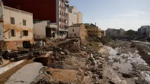 Imagen 1 de Doce 'wasaps' en 201 minutos: los mensajes de Mazón a Feijóo mientras la DANA arrasaba Valencia