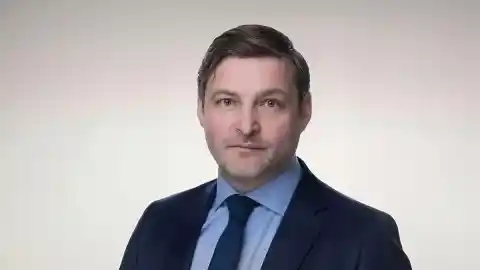 Imagen 1 de Richard Mackenzie, médico, sobre el cortisol: “Hay que dejar de simplificarlo como la hormona del estrés; también moviliza nuestro combustible”