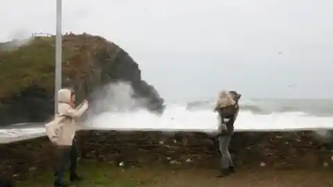 Imagen 1 de Cataluña en alerta de "peligro máximo" por viento y lluvia: gente atrapada en un trenes y una residencia evacuada en Girona