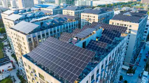 Imagen 1 de Confirmado por la Ley de Propiedad Horizontal: ¿Están todos los vecinos obligados a pagar las placas solares?