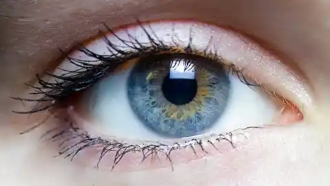 Imagen 1 de El detalle en los ojos de una persona que revela si se siente atraída por ti, según la ciencia