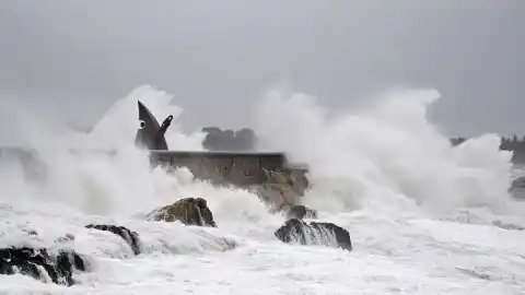Imagen 1 de El temporal navideño en Catalunya se resiste a remitir y causa numerosas incidencias