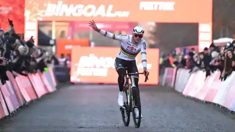 Imagen 1 de Van der Poel, al acecho en la Copa del Mundo: suma su cuarta victoria y se queda a un punto del líder