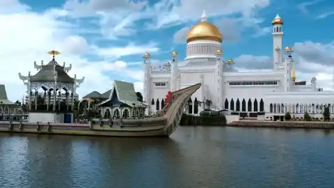 Imagen 1 de El país más desconocido de Asia con un pueblo construido sobre el agua