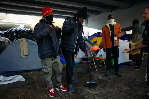 Imagen 1 de Cinco hurtos, tres “molestias”, incendios y una pelea mortal: el documento que avaló el desalojo de migrantes en Badalona