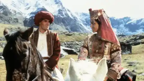 Imagen 1 de 'Pabellones lejanos': el encanto de un gran novelón