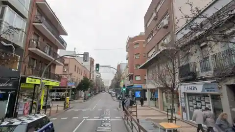 Imagen 1 de Muere un hombre de 60 años tras ser apuñalado con un gran cuchillo en su domicilio en Madrid