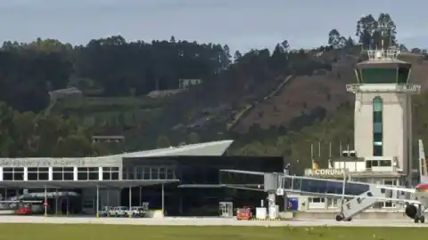 Imagen 1 de Un jabalí se mete en la pista del aeropuerto de A Coruña y provoca el desvío de un avión de Iberia: "Lamento haberles traído a Santiago"