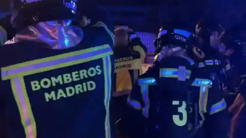 Imagen 1 de Arden seis coches y una moto en un parking del madrileño distrito de Latina