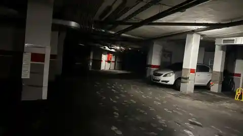 Imagen 1 de Desalojados 60 vecinos tras incendiarse un garaje en edificio de Sant Llorenç