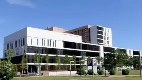 Imagen 1 de Una mujer, en estado crítico tras caerle encima una farola en Sabadell por el fuerte viento
