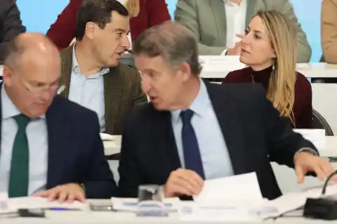 Imagen 1 de Extremadura acelera el giro del PP hacia la normalización de los pactos con Vox