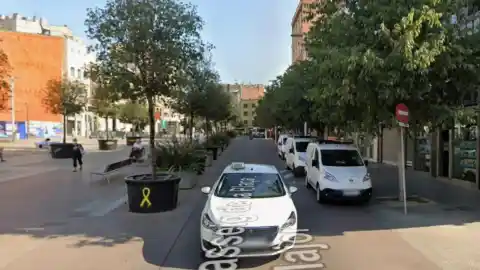 Imagen 1 de Una mujer en estado crítico al caerle una farola en Sabadell durante el temporal