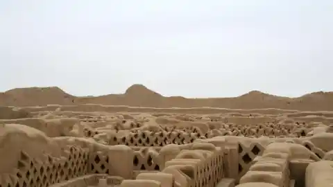 Imagen 1 de Chan Chan, la ciudad de adobe más grande del mundo, se deshace como un azucarillo frente al Pacífico