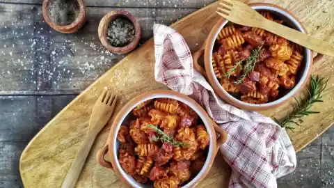 Imagen 1 de Cocina unos radiatori con chorizo dorado y tomate fresco en una salsa aromática