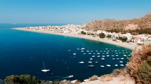 Imagen 1 de El pequeño pueblo costero de Andalucía que 'The Guardian' considera "un afortunado descubrimiento"