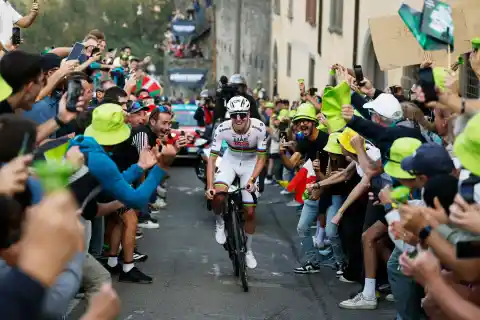 Imagen 1 de 2026: la rebelión del pelotón contra Tadej Pogacar, el mejor ciclista de la historia