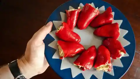 Imagen 1 de Pimientos de piquillo rellenos con huevo y atún, una idea de entrante barata para tu Año Nuevo