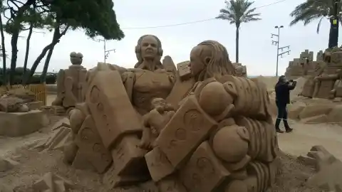 Imagen 1 de El pueblo catalán donde la Navidad se celebra en la playa con figuras monumentales de arena