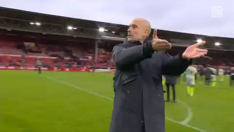 Imagen 1 de Nuevo 'lío' de Pep Guardiola con un cámara: gesto de desesperación y mirada 'pidiendo' ayuda a los fans