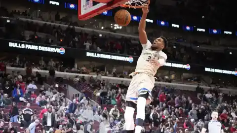 Imagen 1 de Regreso triunfal de Antetokounmpo y pelea a puñetazos en Nueva Orleans