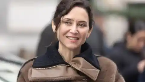 Imagen 1 de Ayuso acude al concierto de Los Meconios y se sube al escenario para cantar