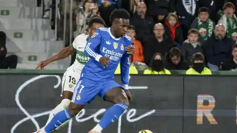 Imagen 1 de Indignación en el Elche por el gol del empate del Madrid: "Vinícius no toca balón, le pega en la cara"