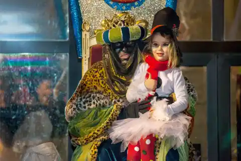 Imagen 1 de Abrazar a desconocidos, tampoco en Navidad: ¿el consentimiento choca con las tradiciones para niños?