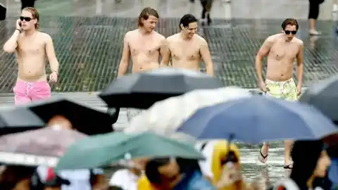 Imagen 1 de Barcelona podrá al fin sancionar a los que paseen por la ciudad sin camiseta