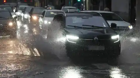Imagen 1 de La advertencia de Juan José, mecánico: “Nunca entres de frente con el coche sobre un charco”
