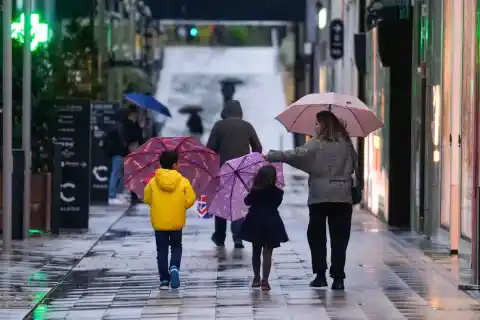 Imagen 1 de Avisos amarillos por lluvia persistente y vientos fuertes en una veintena de provincias
