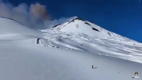 Imagen 1 de El increíble descenso de un esquiador en plena erupción del Etna