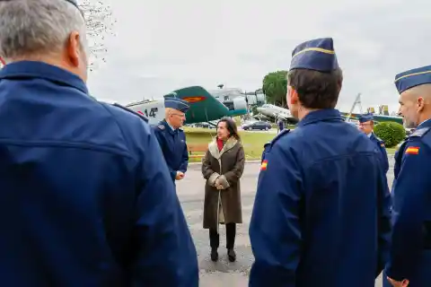 Imagen 1 de Robles exige a Feijóo que pida disculpas por decir que el Ejército no acudió en ayuda de las víctimas de la dana