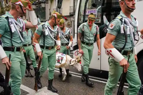 Imagen 1 de La Audiencia Nacional avala la decisión de Robles de retirar el nombre de Franco a una bandera de la Legión