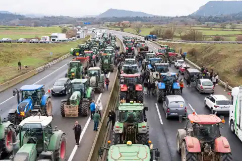 Imagen 1 de Una tractorada de protesta por el descontrol de la fauna salvaje en Cataluña bloquea el Eix Transversal