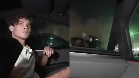 Imagen 1 de "¿Está muerto? Espero que sí": un 'streamer' atropella aun hombre con su Tesla en una transmisión en vivo