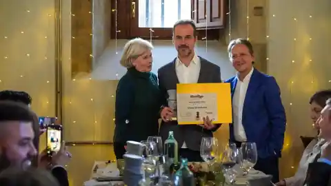 Imagen 1 de El diario '20minutos' recibe el Premio Frank Mery de Comunicación 2025 por "acercar la magia al público"