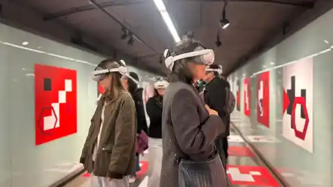 Imagen 1 de TMB estrena experiencia inmersiva del Metro de Barcelona que viaja desde las estaciones de los años 20
