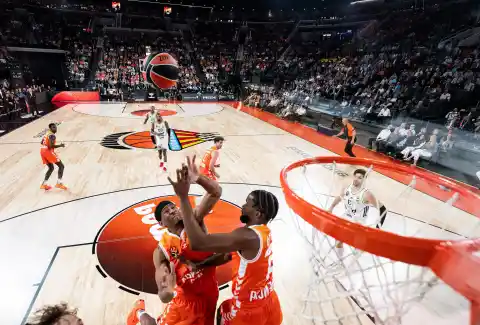 Imagen 1 de El Valencia Basket al fin se siente un grande: más de 12.000 aficionados llenan el Roig Arena en cada partido para seguir al equipo de moda