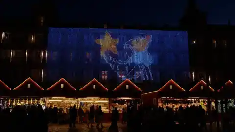 Imagen 1 de Un espectáculo de luz transforma la Plaza Mayor de Madrid esta Navidad