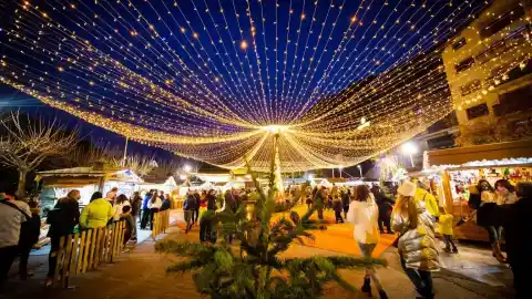 Imagen 1 de La aldea navideña a una hora de Cataluña con pista de patinaje y más de 40 talleres para niños