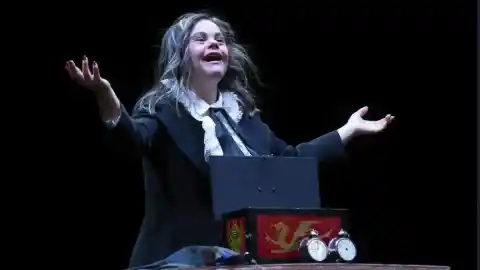 Imagen 1 de Mágica Gilly, ilusionista con síndrome de Down, rompe prejuicios en el Festival de Magia de León